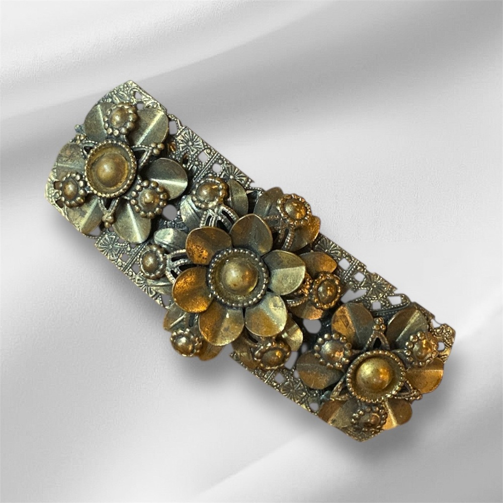 A vintage to antique gold tone floral brooch pin Jewelry 1920s to 1950s